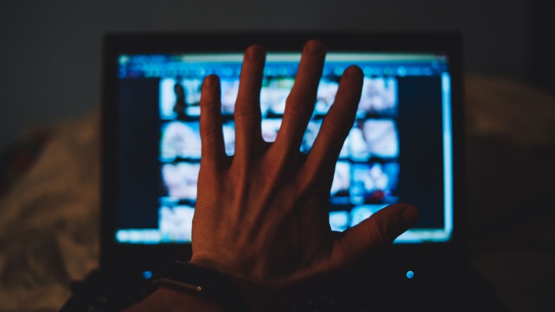 Mano aperta su siti vietati